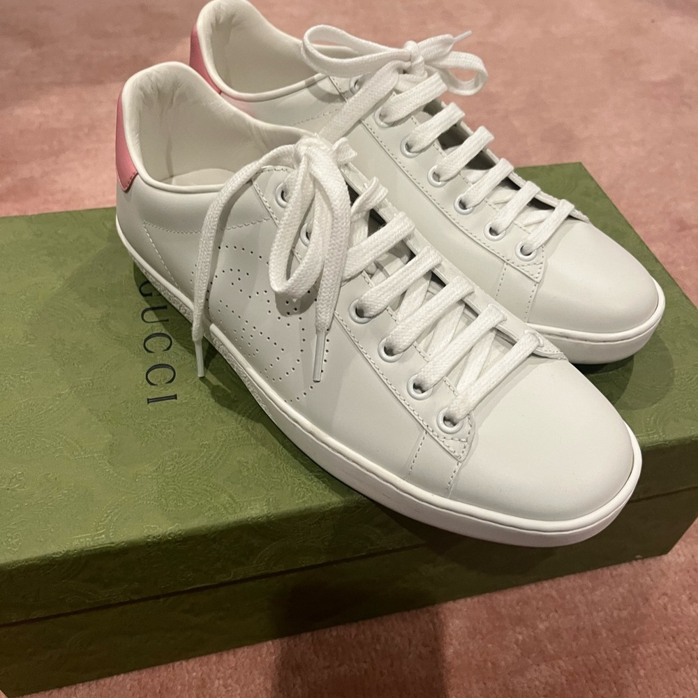 Gucci white and pink sneaker size 38.5 never been worn comes in original box